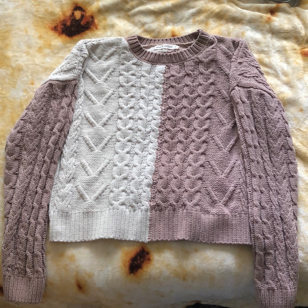 Cute and bit cropped causal sweater!